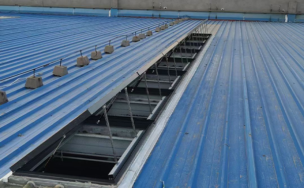 某城市大型商业综合体中庭新城排烟窗工程