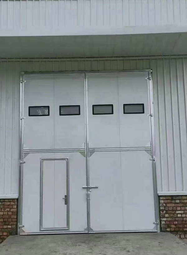 新城工业门在设备装配车间出入口的实施记录