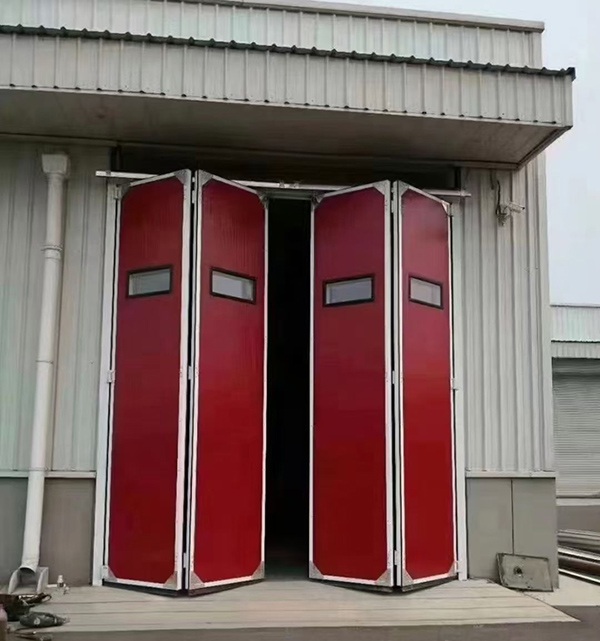 新城工业折叠门在大型装配车间出入口的应用实例 新城工业折叠门在大型装配车间出入口的应用实例